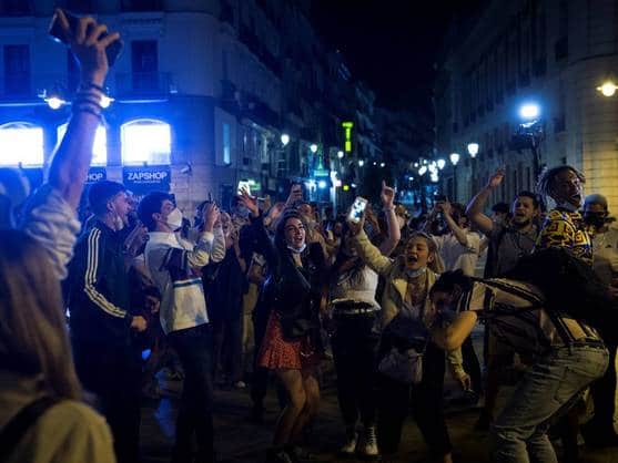 Celebran en calles de España por el fin del estado de alarma