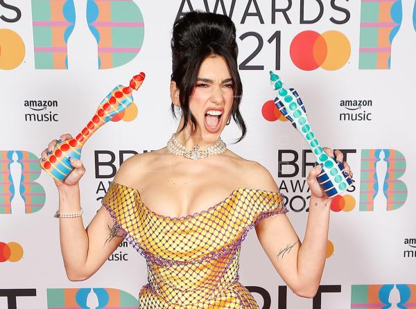Dua Lipa es la triunfadora absoluta de la colorida fiesta de los premios Brit
