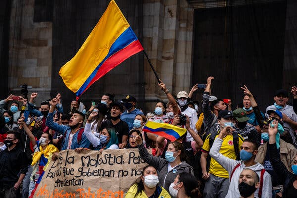 Cientos de colombianos protestan frente al Parlamento Europeo