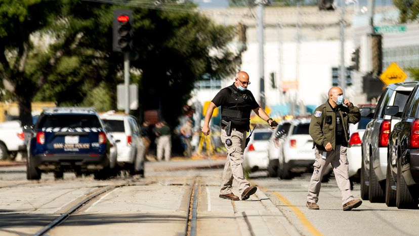 Ascienden a 10 los muertos por el tiroteo del miércoles en California