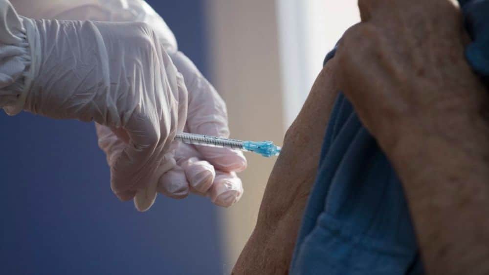 Peruano de 121 años es vacunado contra el COVID-19