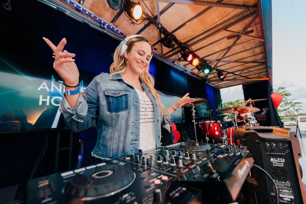 La venezolana Andrea Hoyos es la única Dj Cristiana en el mundo