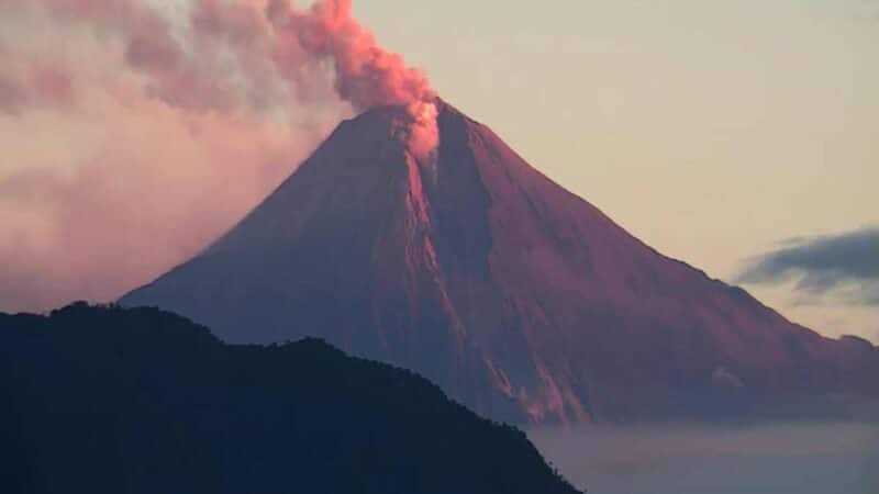 Servicio de gestión de Ecuador advierte caída de lava de ceniza volcánica