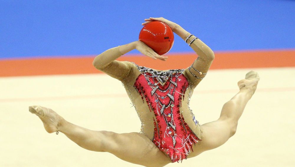 Increíble imagen de una gimnasta "sin cabeza" sorprende en