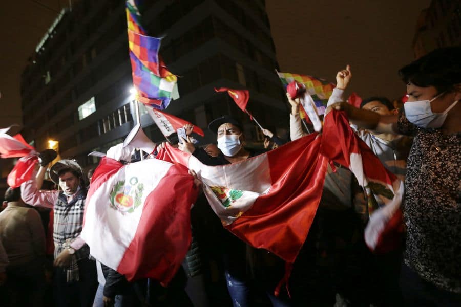 Peruanos pasan la noche en vilo por recuento de votos