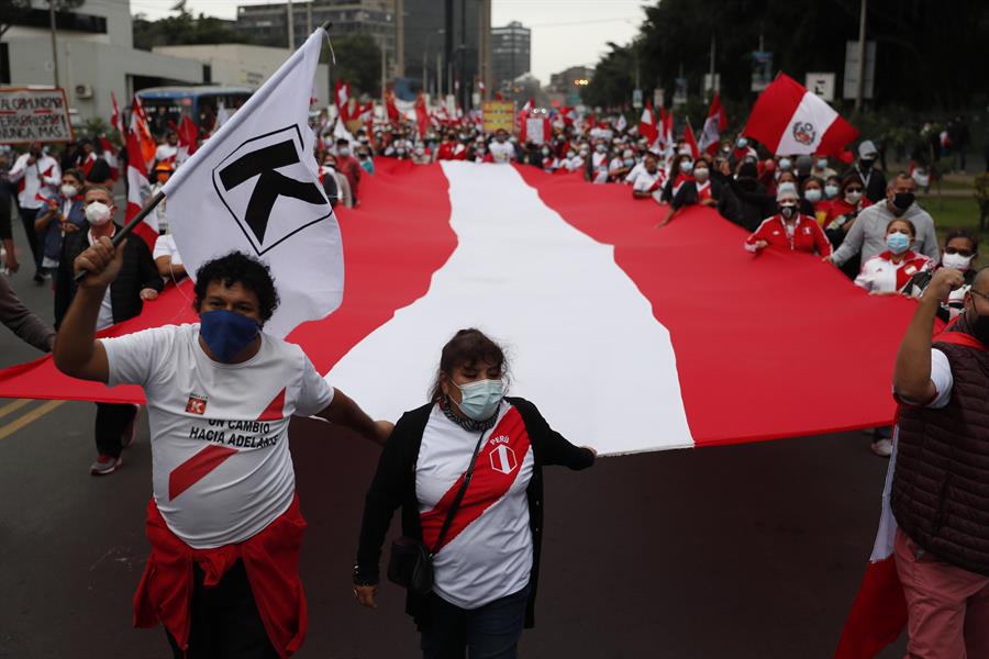 Crece tensión en Perú ante intento de Fujimori de anular votos de Castillo