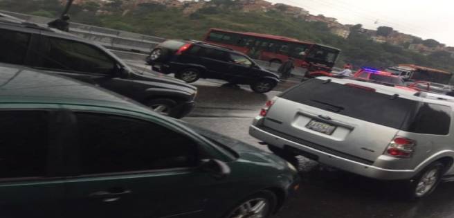 Accidente automovilístico causa retrasos en autopista Caracas- La Guaira
