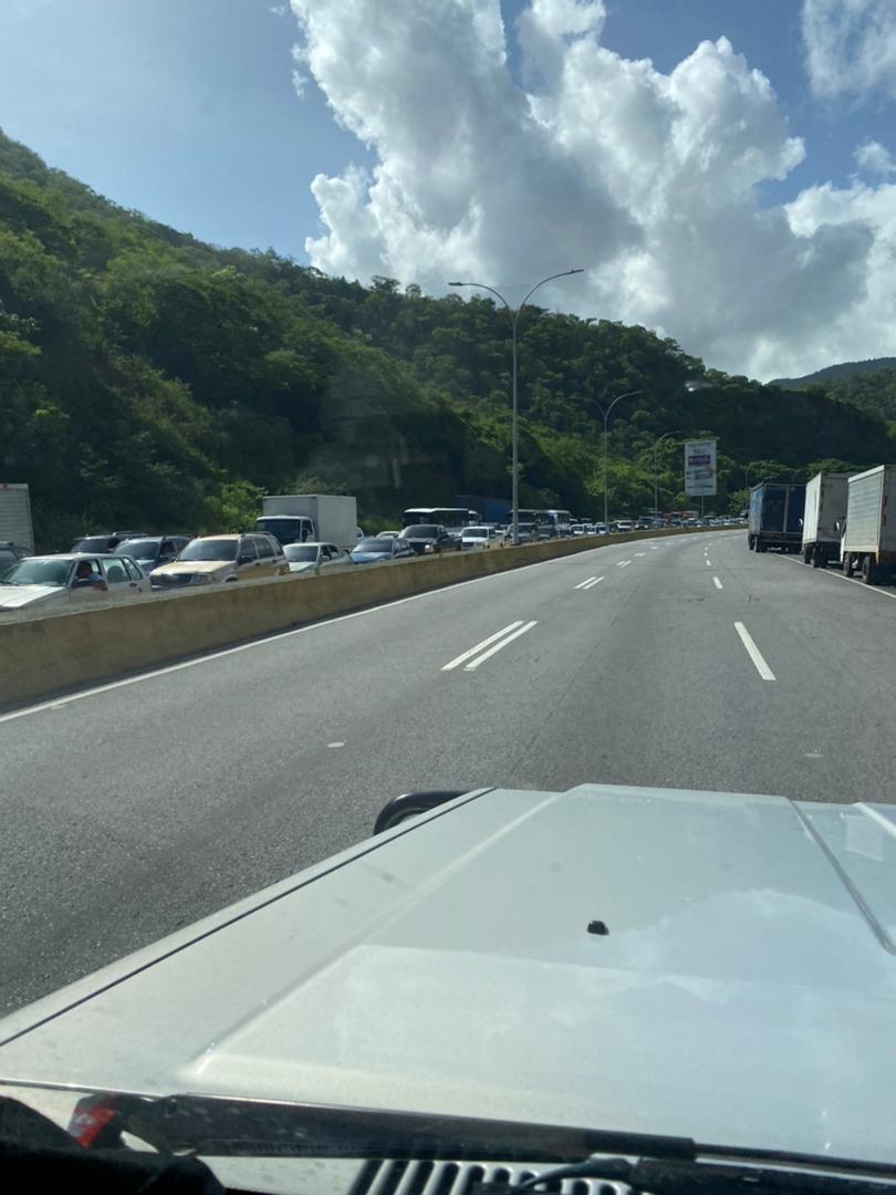 Registran fuerte tranca en la autopista sentido Guarenas-Caracas