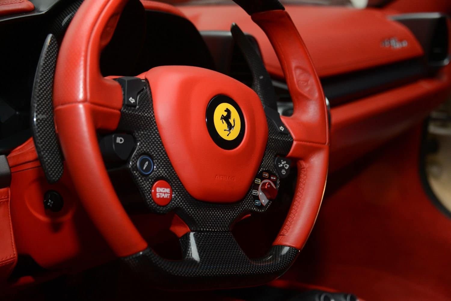 Un accidente entre tres Ferraris deja pérdidas millonarias en una autopista