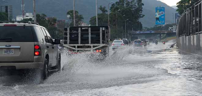 Fuertes lluvias causan inundaciones en varias zonas de Caracas