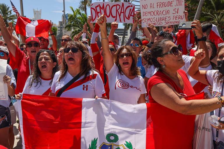 Peruanos en Miami insisten en fraude electoral y piden auditoría