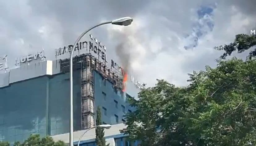 Un hotel en Madrid es devorado por aparatoso incendio (+VIDEO)