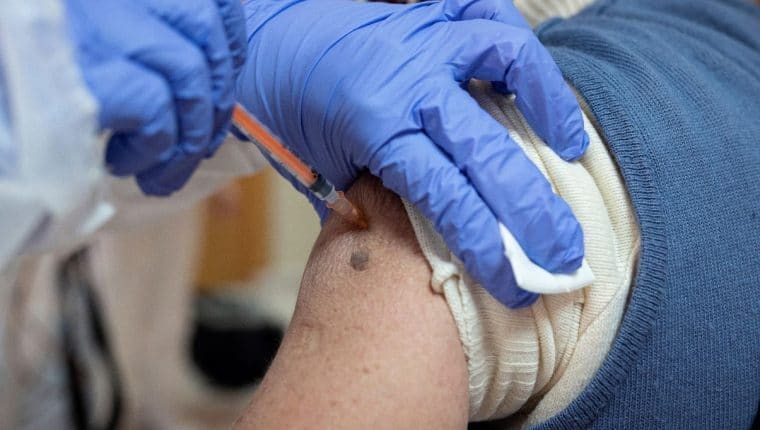 Autoridades sanitarias en EEUU urgen acelerar vacunación