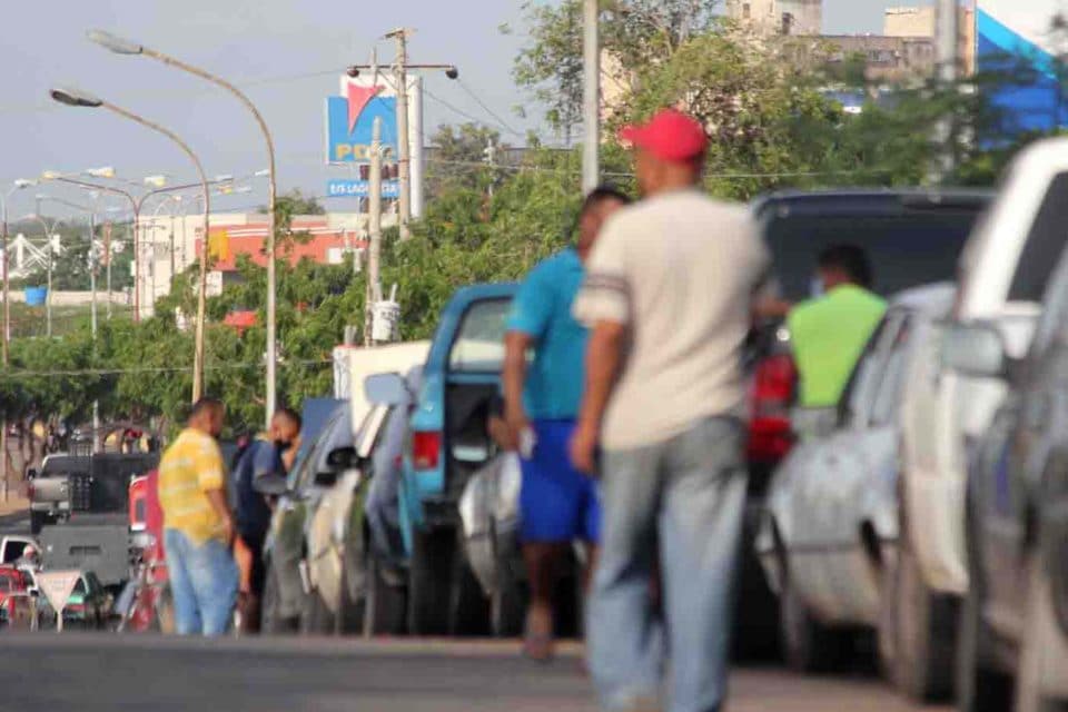Al menos 300 transportistas en el Zulia protestaron por falta de gasolina