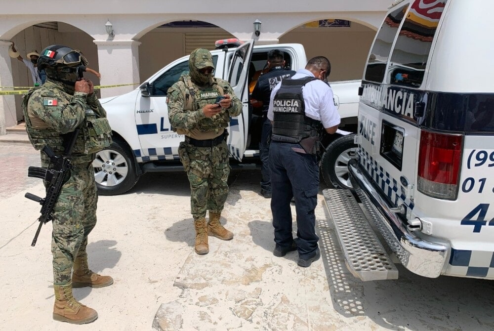 Hallan colgados de un puente cadáveres de dos policías en México