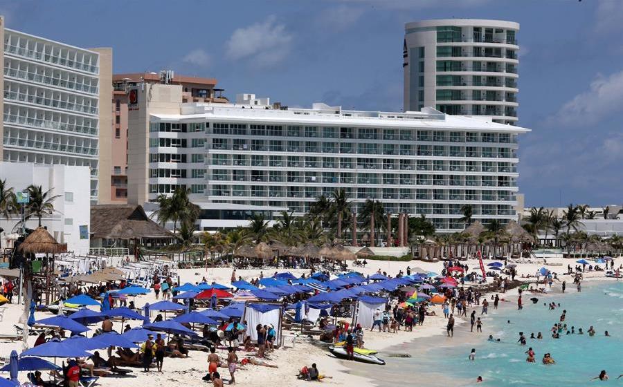 Dos muertos y un herido deja balacera en playa de Cancún