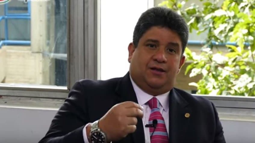 Diputado Correa ve un "crimen" en bloqueo de fondos para vacunas