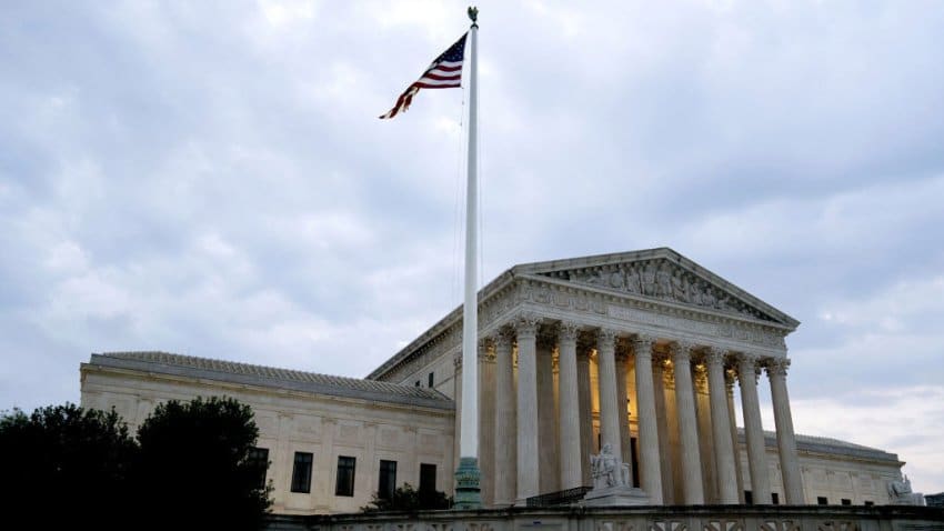 Corte Suprema de EEUU falla en contra de los inmigrantes con residencia