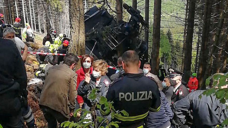 Cabina de un teleférico en Italia cae desplomada al vacio dejando 14 personas fallecidas