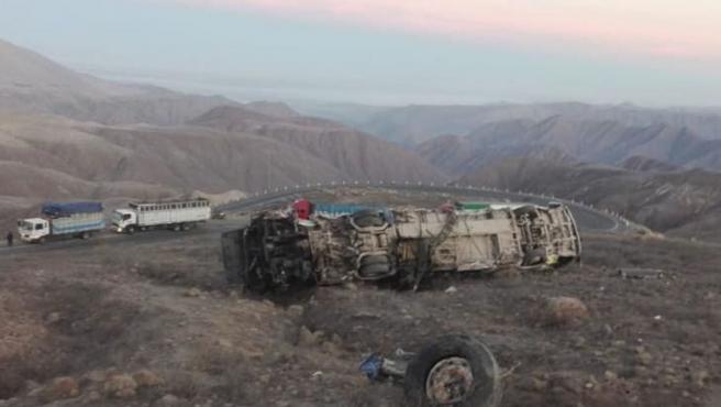 Fallecen 27 personas al caer un autobús por un precipicio en Perú