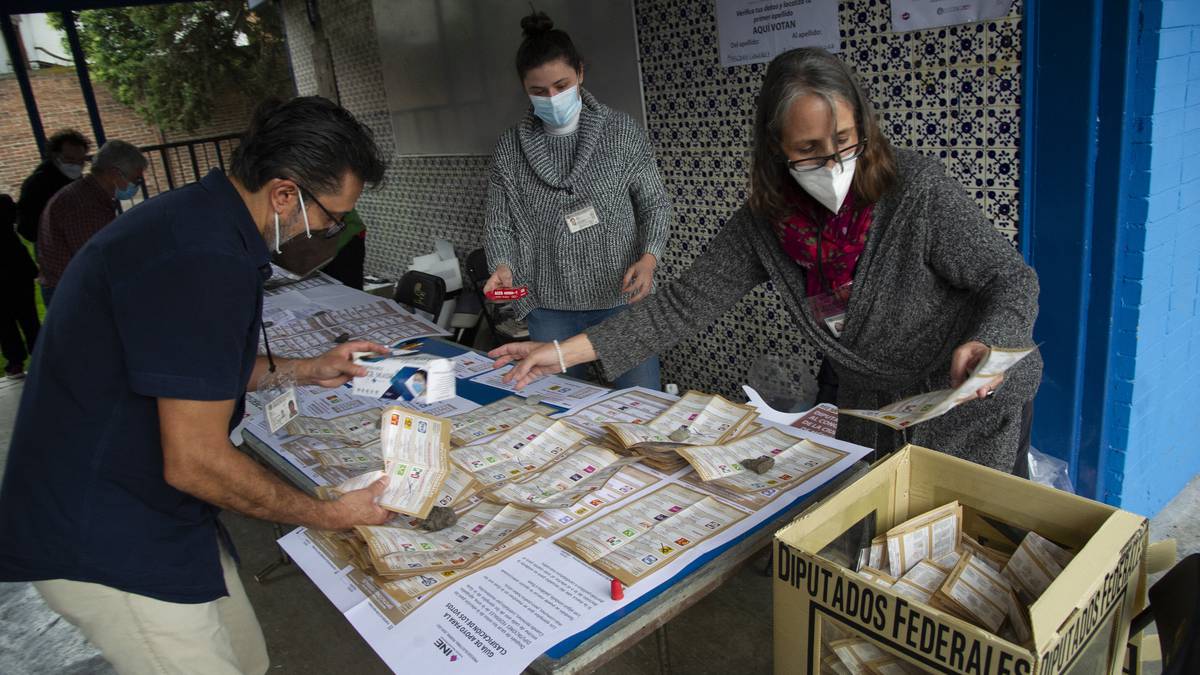 Hija de político sancionado lidera votación en estado del sur de México