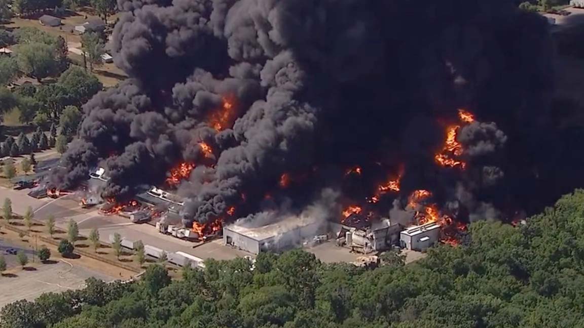 Explosión en planta industrial obliga a evacuar a cientos de personas