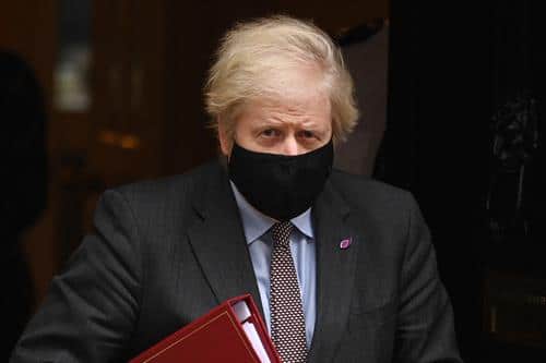 Boris Johnson ve "muy preocupante" el avance de la variante Delta