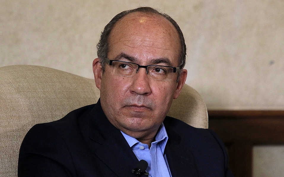 Expresidente mexicano Felipe Calderón ingresa en hospital por COVID-19