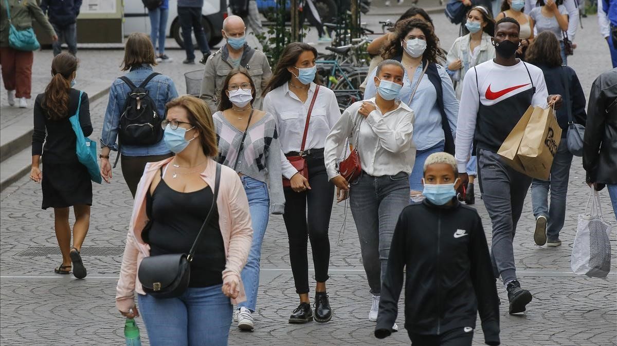 Francia debe levantar la obligación de mascarilla en exteriores el 1 de julio