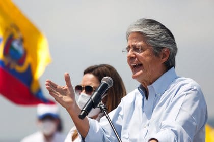 Presidente de Ecuador viaja a Miami para una operación de médula espinal
