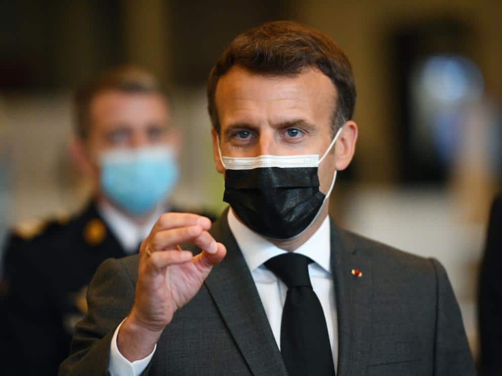El presidente de Francia es abofeteado por un hombre durante