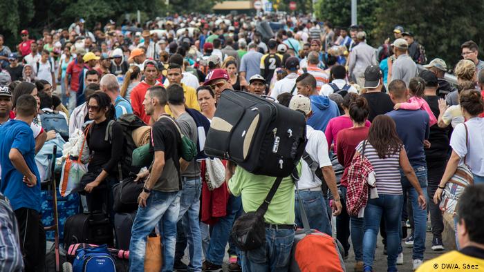 Acnur: Entre 1.600 y 2.000 venezolanos abandonan el país diariamente