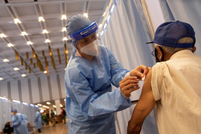 Oposición pide un plan de vacunación "sin distingo político" en el país