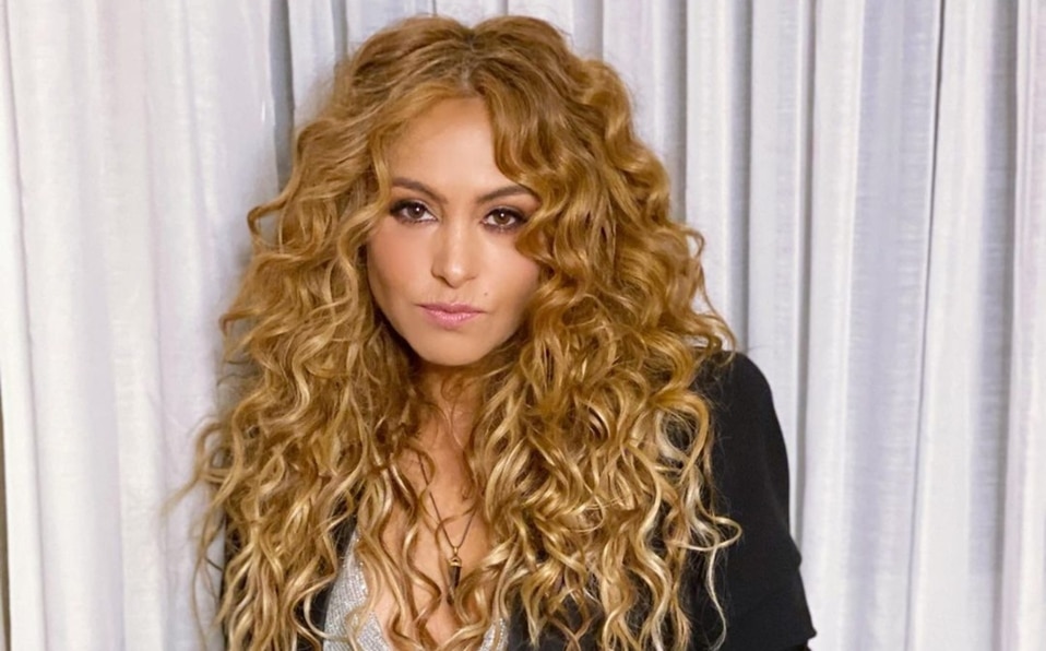 Paulina Rubio perpetúa su brillo dorado a sus 50 años