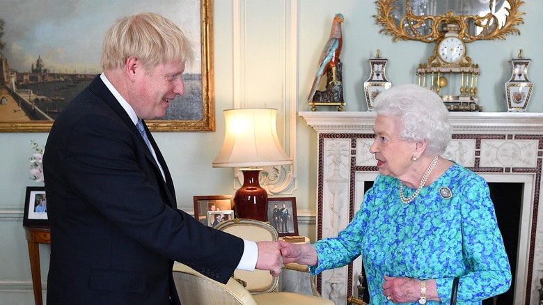 Reina Isabel II y Boris Johnson se ven cara a cara luego de un año