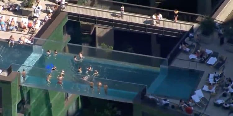 Londres estrena la piscina "colgada" construida a 35 metros de altura (+Vídeo)