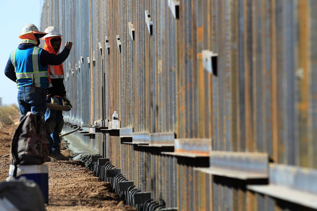 Texas endurece medidas contra migrantes y mantendrá el muro