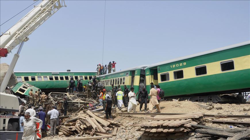 Dos trenes chocan en Pakistán dejando 30 fallecidos