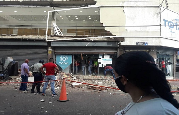 Desplome de pared en una tienda causa susto en Punto Fijo (+fotos)
