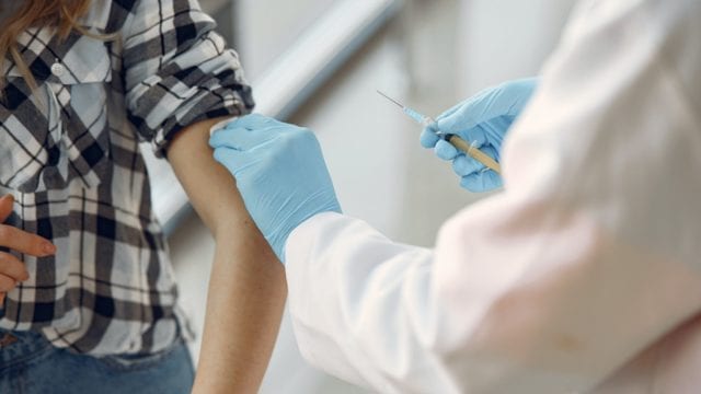 Moderna solicita a EEUU autorización de emergencia para vacunar