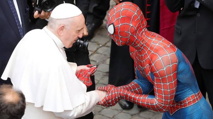 "Spiderman" saluda al papa en el Vaticano