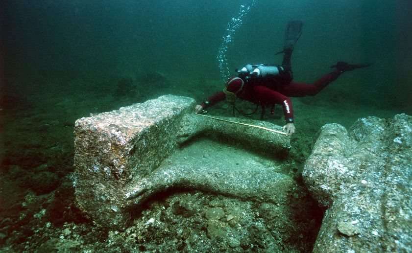 Descubren los restos de un navío y un cementerio sumergidos frente a Egipto