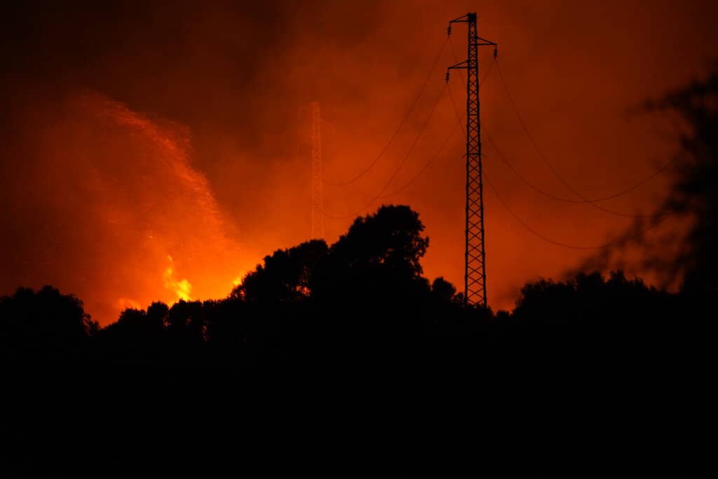 Isla italiana de Cerdeña es azotada por incendios y evacuan a 400 personas