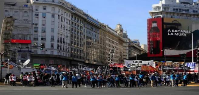 Argentinos llevan a las calles frustraciones económicas