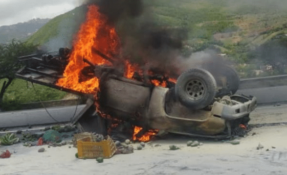 Un camión se incendia en la autopista Caracas-La Guaira (+Video)