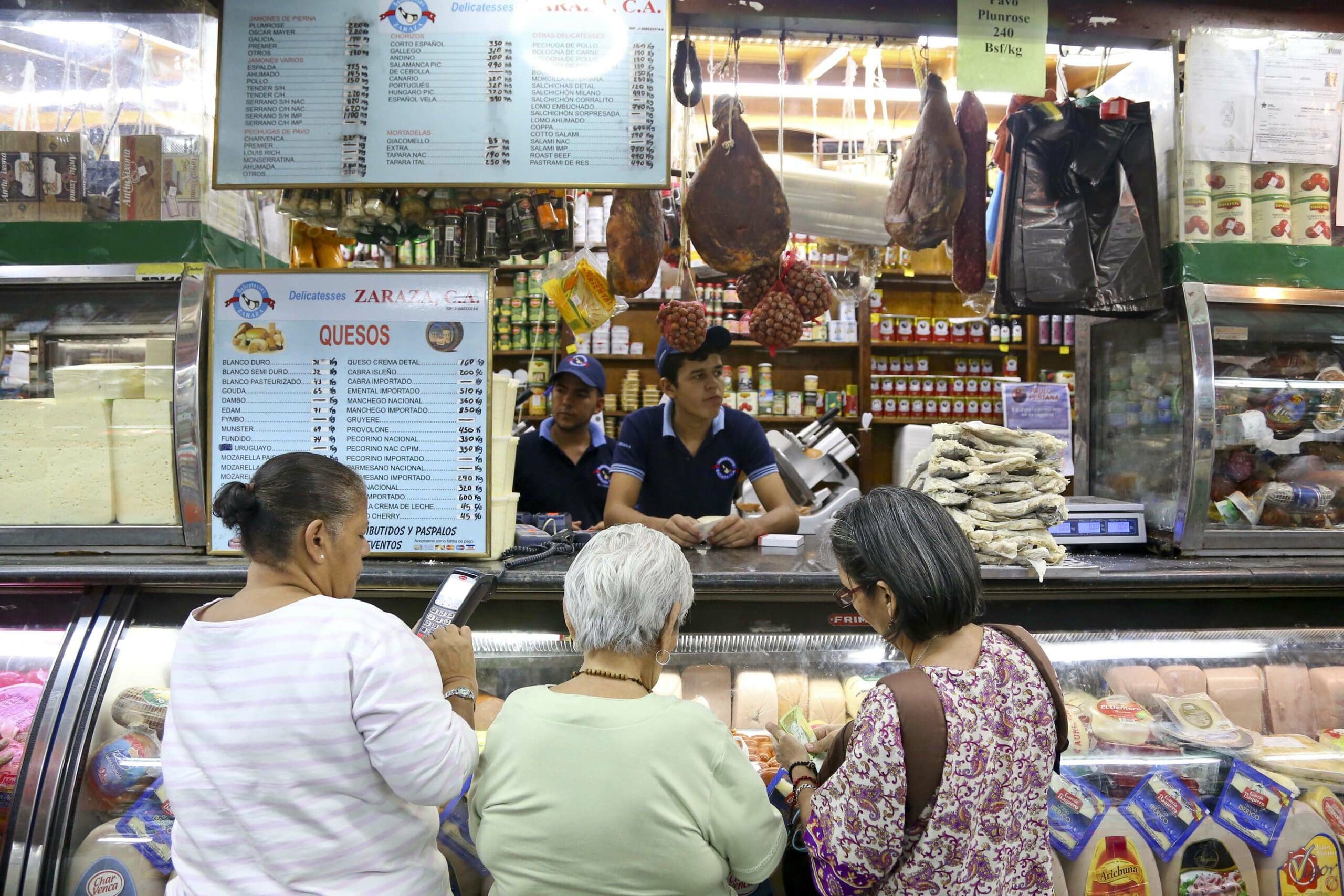 El dólar "loco" engorda el precio de la comida en Venezuela