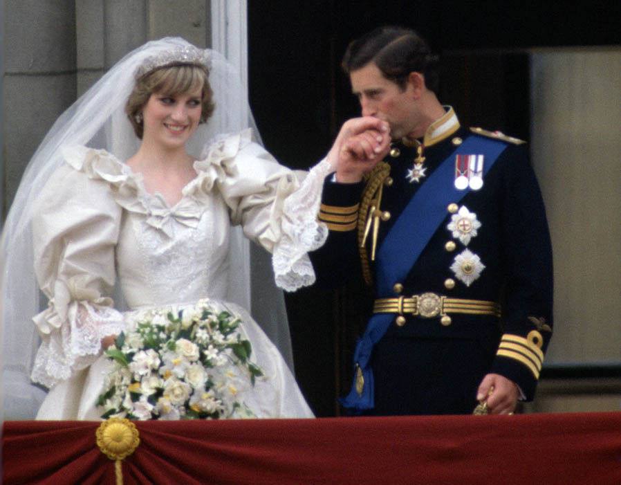 Subastan un pedazo de pastel de bodas del Príncipe Carlos y Lady Di