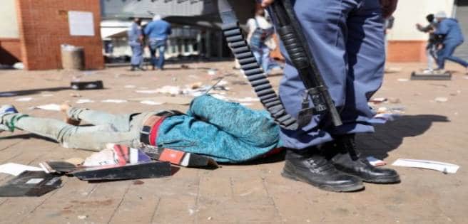 Suben a 32 los muertos en la ola de violencia y saqueos masivos en Sudáfrica