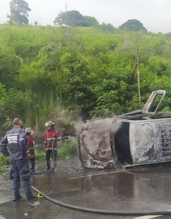 Reportan vehículo incendiado en la Autopista Gran Mariscal de Ayacucho (+ VIDEO)