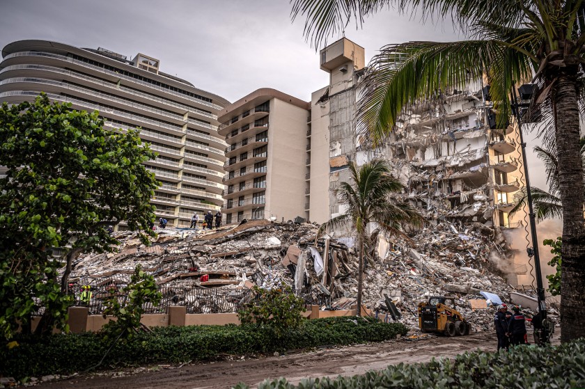 Aumentan a 22 los fallecidos por derrumbe de edificio en Miami-Dade